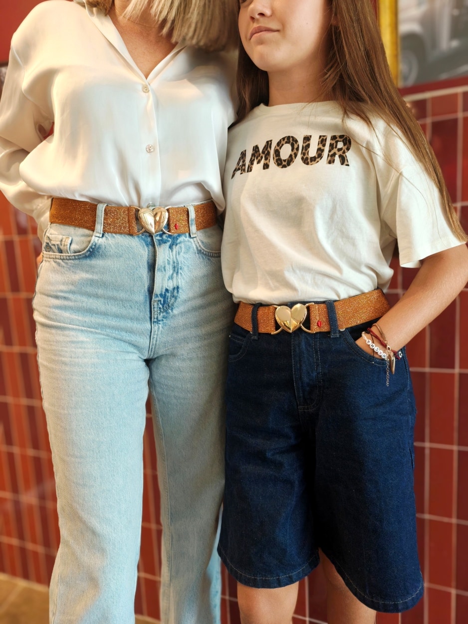 ceinture-élastique-cuivrée-mona-boucle-cœur-doré-portée-jean-femme-duo-enfant