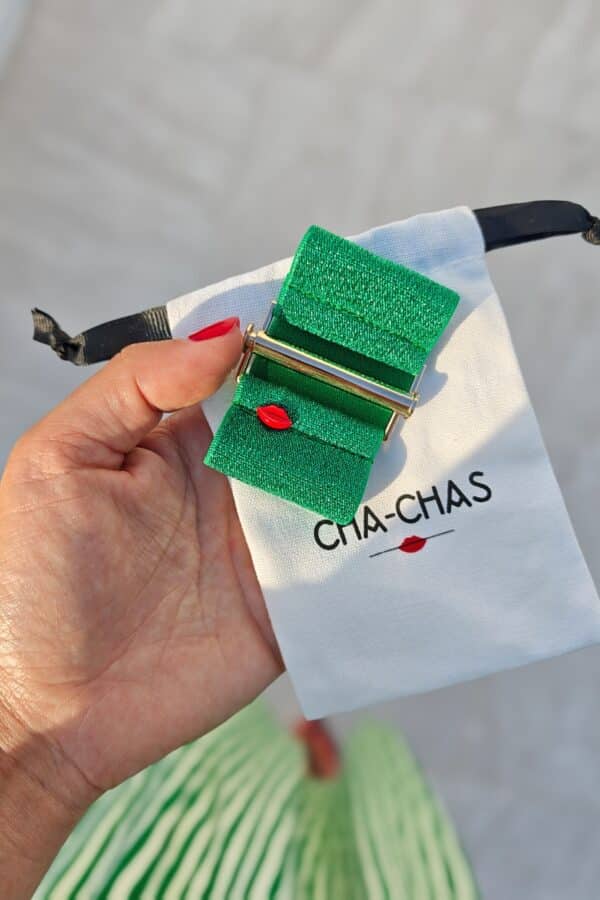 Bracelet manchette vert Giulia avec fermoir doré brossé fabriqué à la main par Cha-Chas à Nice.