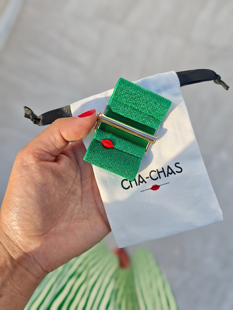 Bracelet manchette vert Giulia avec fermoir doré brossé fabriqué à la main par Cha-Chas à Nice.