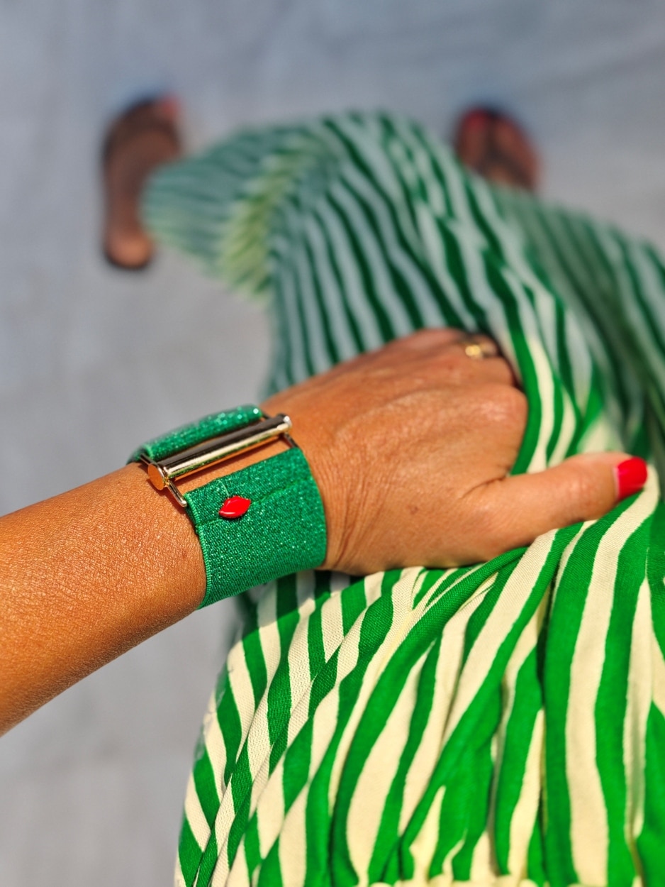 Bracelet manchette vert Giulia avec fermoir doré brossé fabriqué à la main par Cha-Chas à Nice.