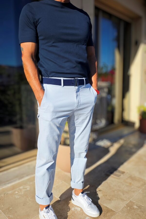 ceinture élastique homme bleu marine portée avec un chino bleu ciel - Cha-Chas