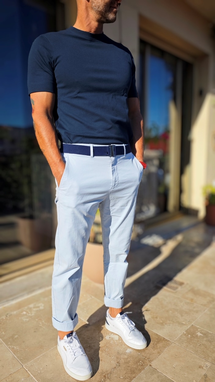 ceinture élastique homme bleu marine portée avec un chino bleu ciel - Cha-Chas