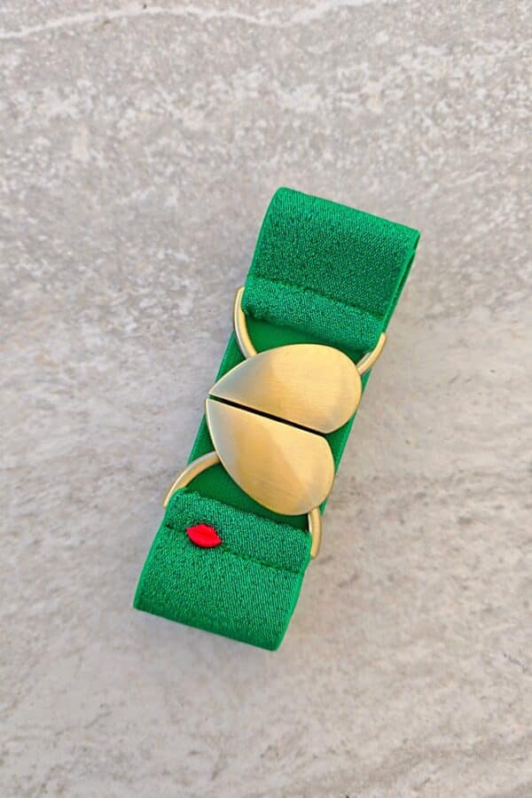 Ceinture élastique verte Giulia avec boucle cœur doré brossé fabriquée à la main par Cha-Chas à Nice.