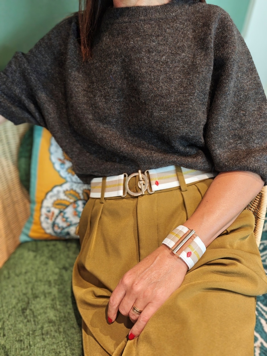 ceinture-elastique-blanche-mirella-portée-pull-marron