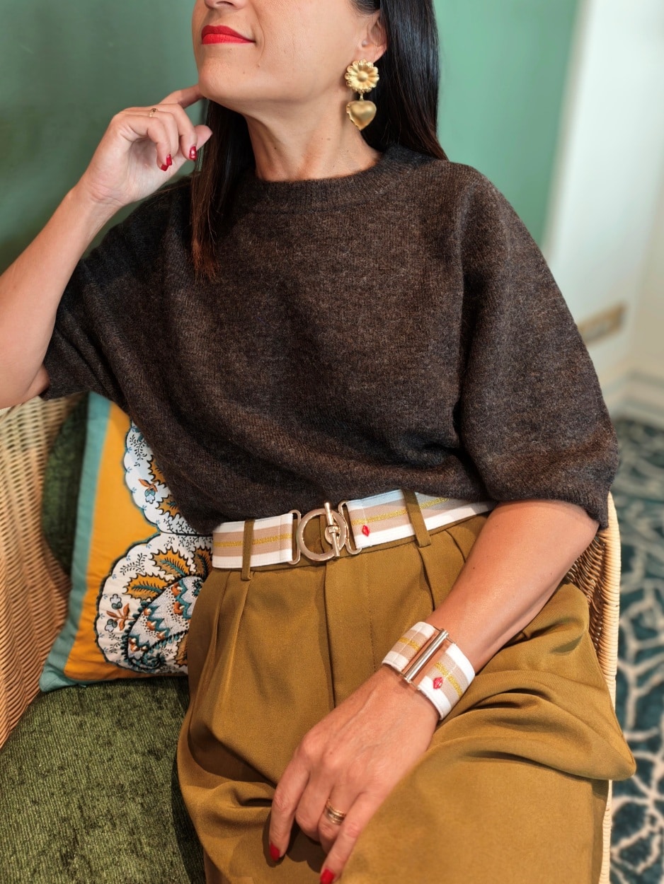 ceinture-elastique-blanche-mirella-portée-pull-marron2