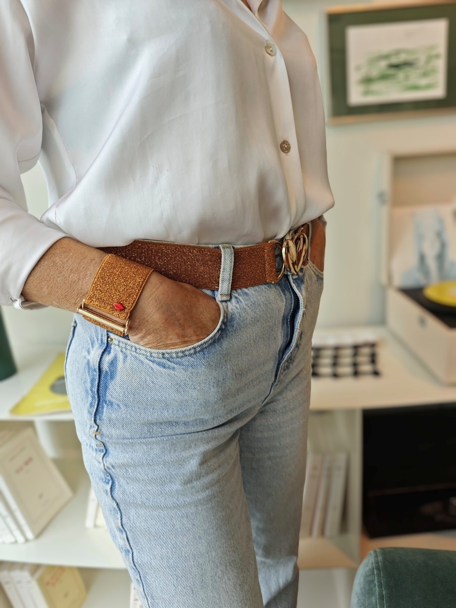 ceinture-élastique-cuivrée-mona-boucle-cœur-doré-portée-jean-femme3