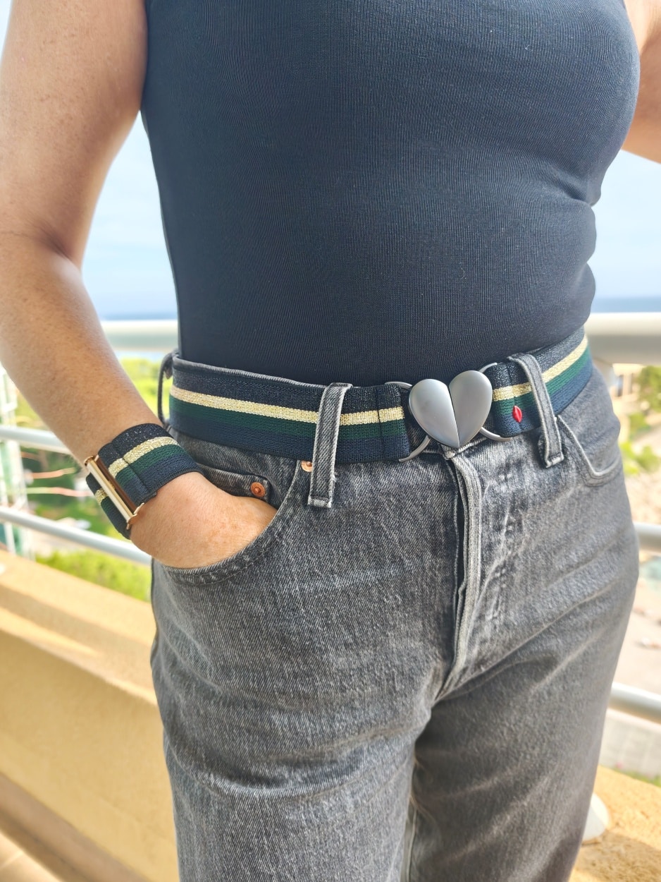 ceinture-elastique-flavia-boucle-coeur-noir-portée-jean-noir