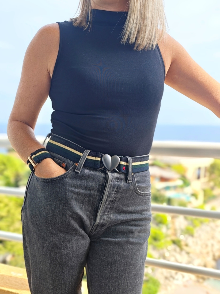 ceinture-elastique-flavia-boucle-coeur-noir-portée-jean-noir2