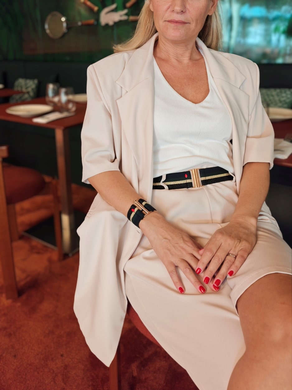 ceinture-elastique-flavia-boucle-simple-dorée-portée-blazer2