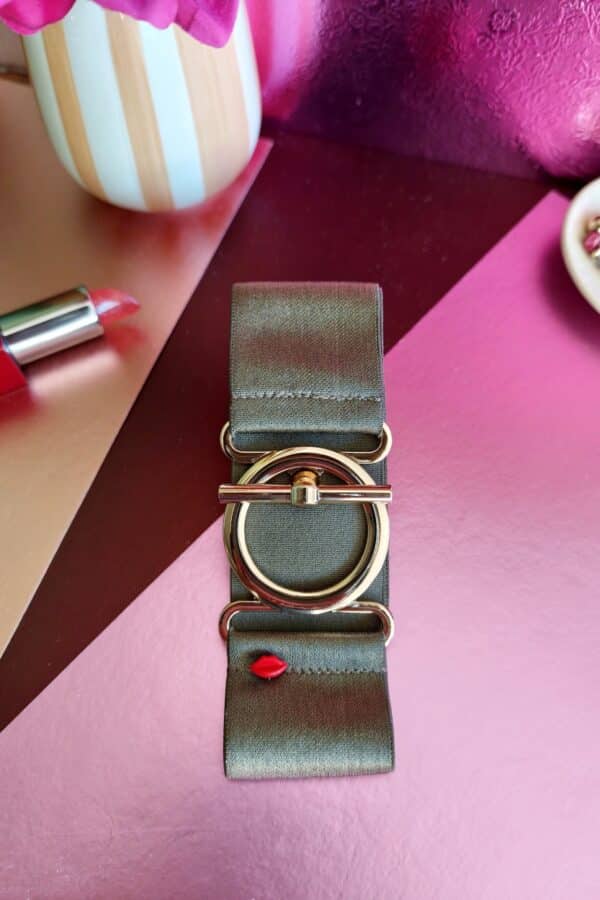 Ceinture élastique kaki grisé satinée Federica avec boucle anneau dorée