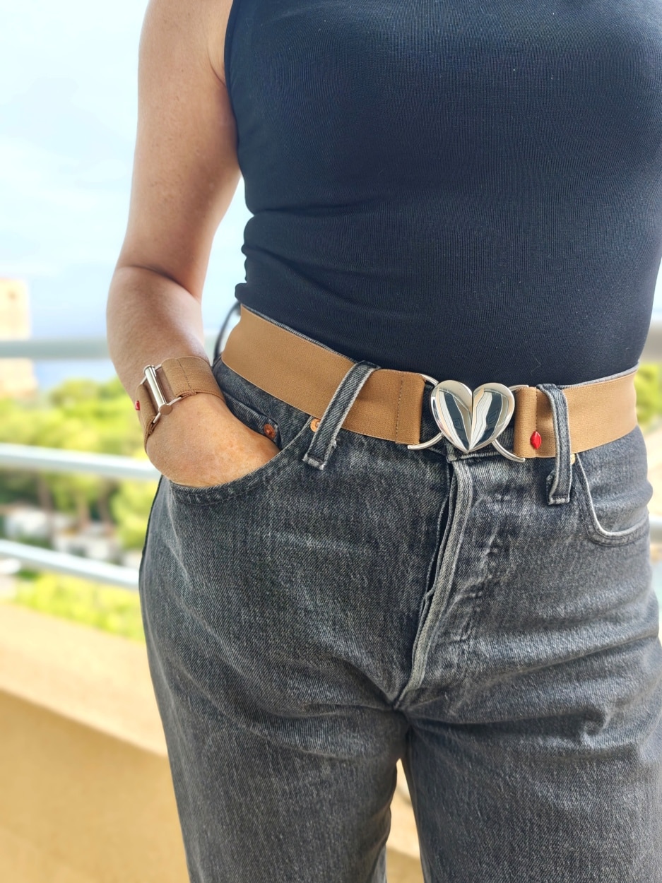 ceinture-elastique-marron-brun-havane-clarissa-portée-jean-noir