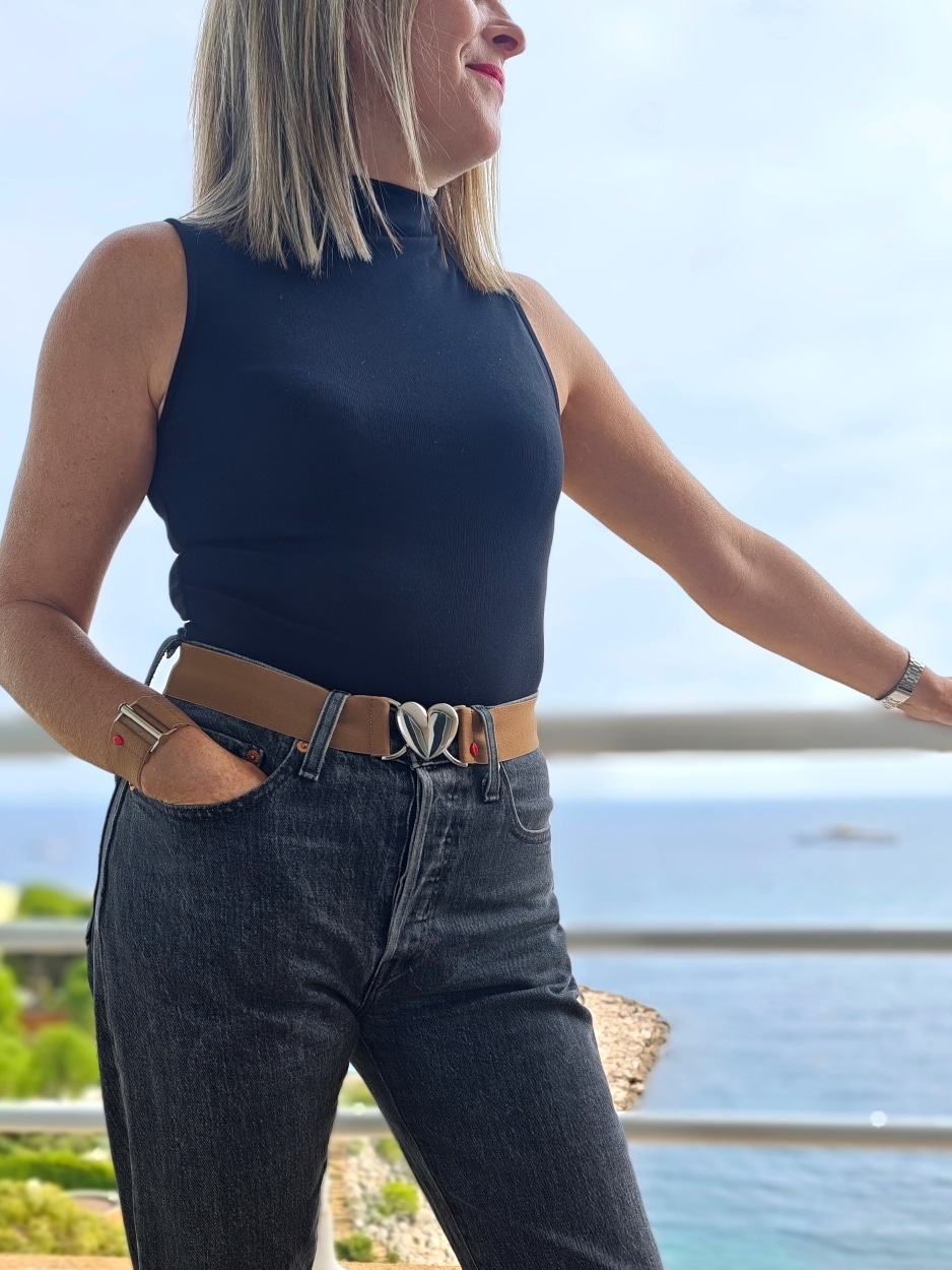 ceinture-elastique-marron-brun-havane-clarissa-portée-jean-noir2
