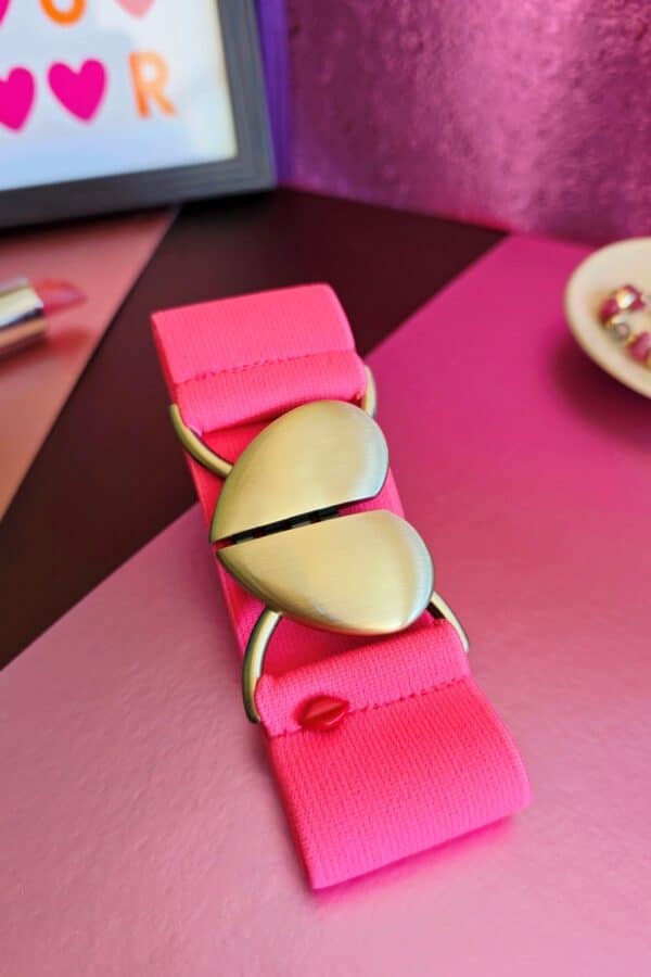 Ceinture élastique rose fluo Ilaria avec boucle cœur doré brossé