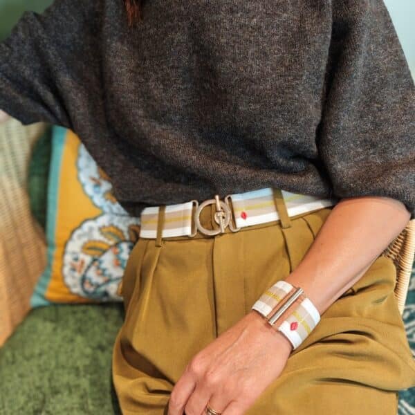 ceinture-elastique-blanche-mirella-portée-pull-marron