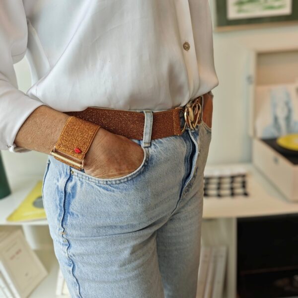 ceinture-élastique-cuivrée-mona-boucle-cœur-doré-portée-jean-femme3