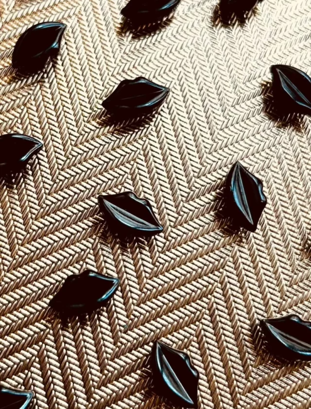 Les voilà ! 🖤🖤🖤
Ça faisait un bail que j’avais envie de créer un modèle qui plaise aussi aux hommes. 
Et vous étiez de plus en plus nombreux(ses) à me demander : "À quand des ceintures pour les mecs ?!" 😍

Alors j’ai tourné, retourné l’idée, cherché LE détail qui ferait toute la diff… et bim ! J'ai eu l'idée de créer des rivets noirs full black 🤩
Sobres, canons, un brin rock… bref, parfaits pour un look qui a du caractère mais toujours sans en faire trop.

T'en penses quoi ? Tu valides ?!

#ceinture #ceinturehomme #ceintureunisexe #ceintureelastiquee #accessoiremode #chachasceintures #lookminimaliste #madeinfrance #creationartisanale #stylemasculin #ceinturepersonnalisee #detailsquichangenttout